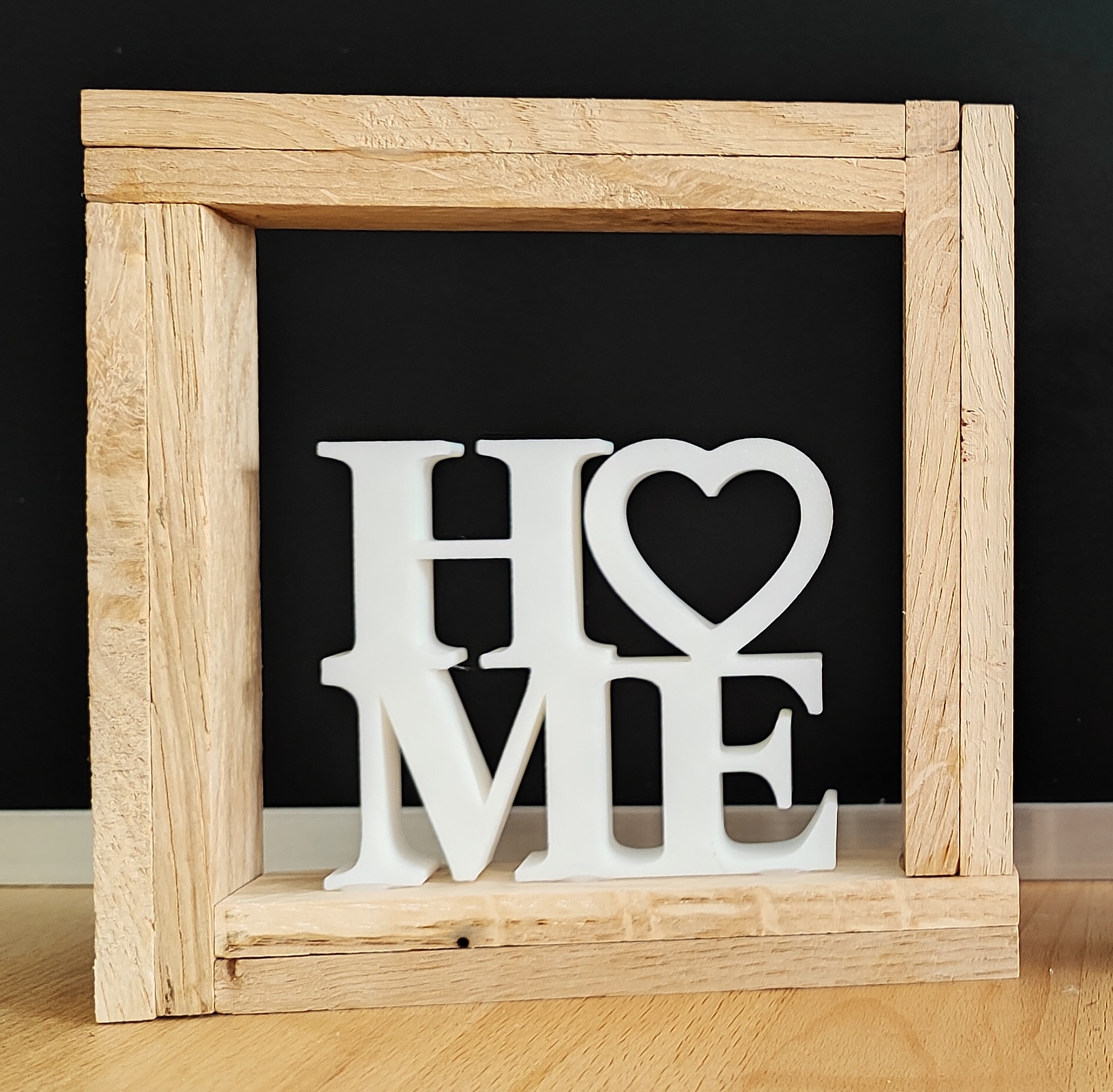 Deko-Objekt „HOME“ 13,6 x13,6 im Eichenholz-Rahmen