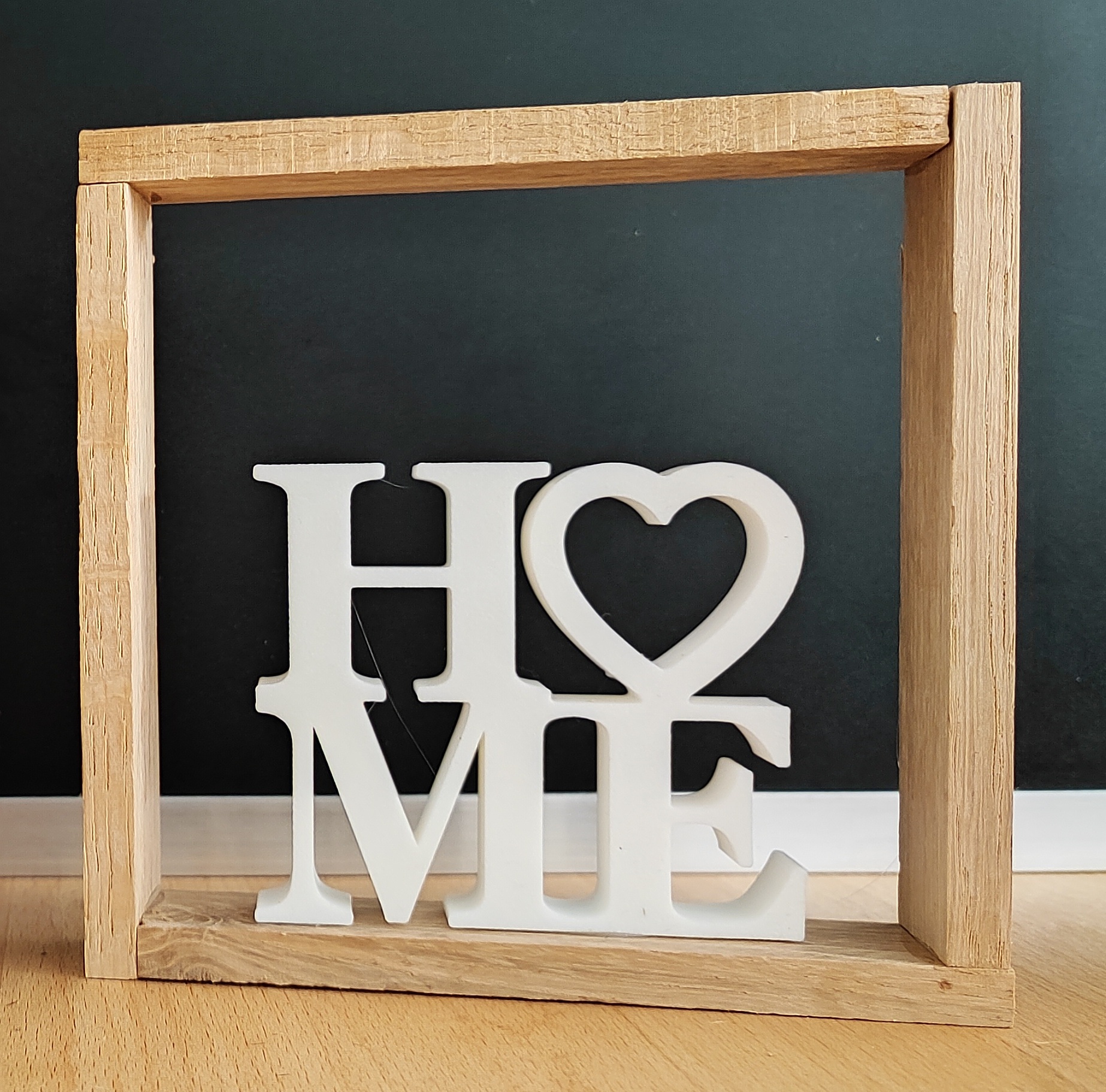 Deko-Objekt "HOME" im Eichenholz-Rahmen