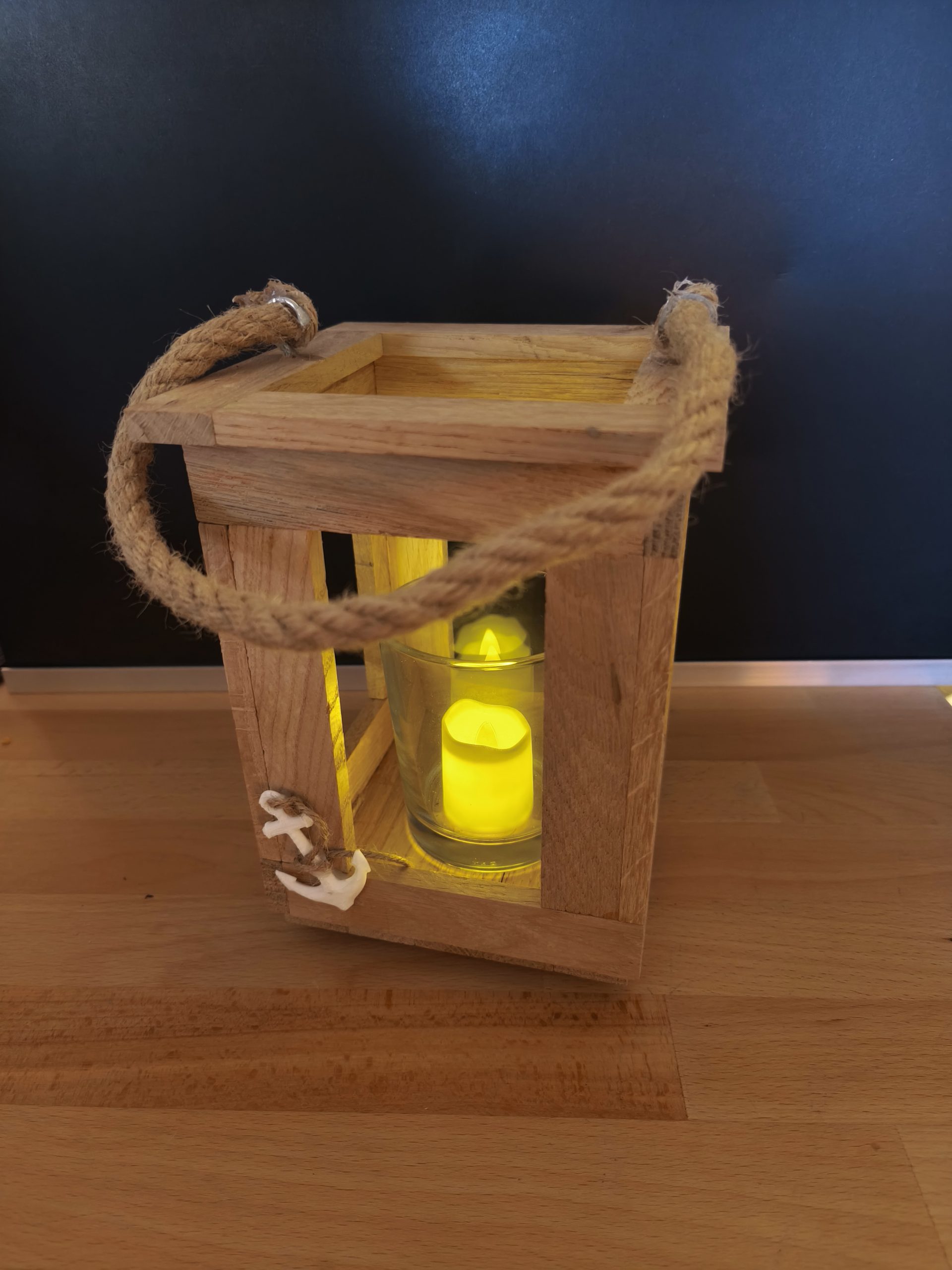 Maritime Holzlaterne mit LED-Kerze & Anker – rustikale Küstenstimmung für Zuhause – Bild 3