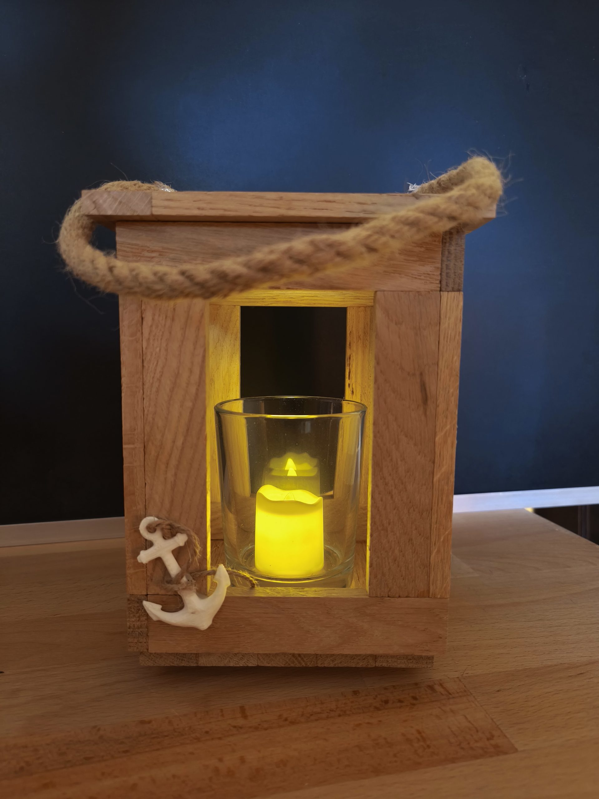 Maritime Holzlaterne mit LED-Kerze & Anker – rustikale Küstenstimmung für Zuhause