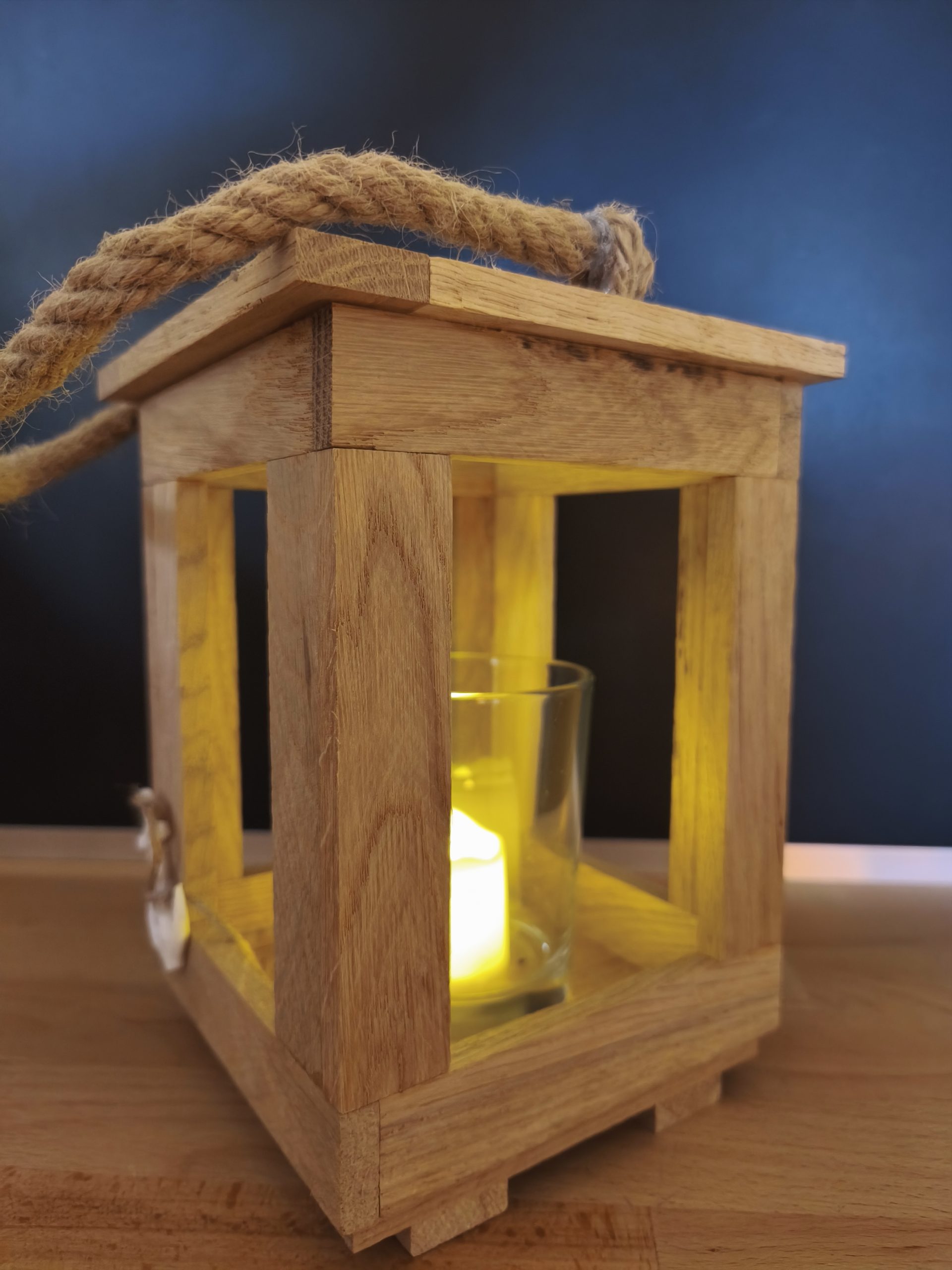 Maritime Holzlaterne mit LED-Kerze & Anker – rustikale Küstenstimmung für Zuhause