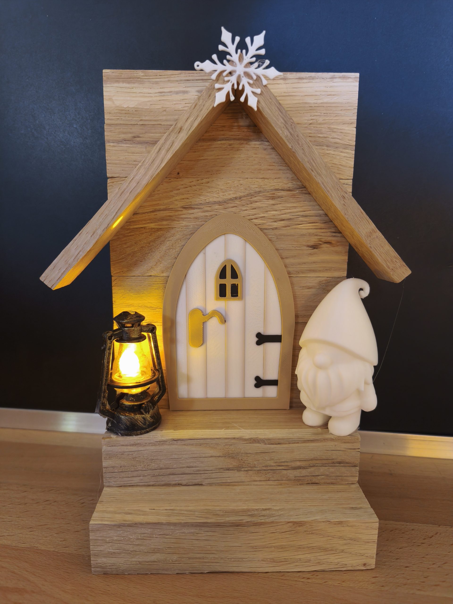 LED-Wichtelhaus mit Laterne & Schneeflocke – Winterliche Holzdeko