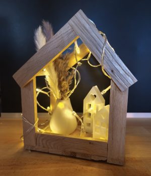 LED-Holzhaus mit 3D-gedruckten Häusern & Trockenblumen – stimmungsvolle Deko im skandinavischen Stil