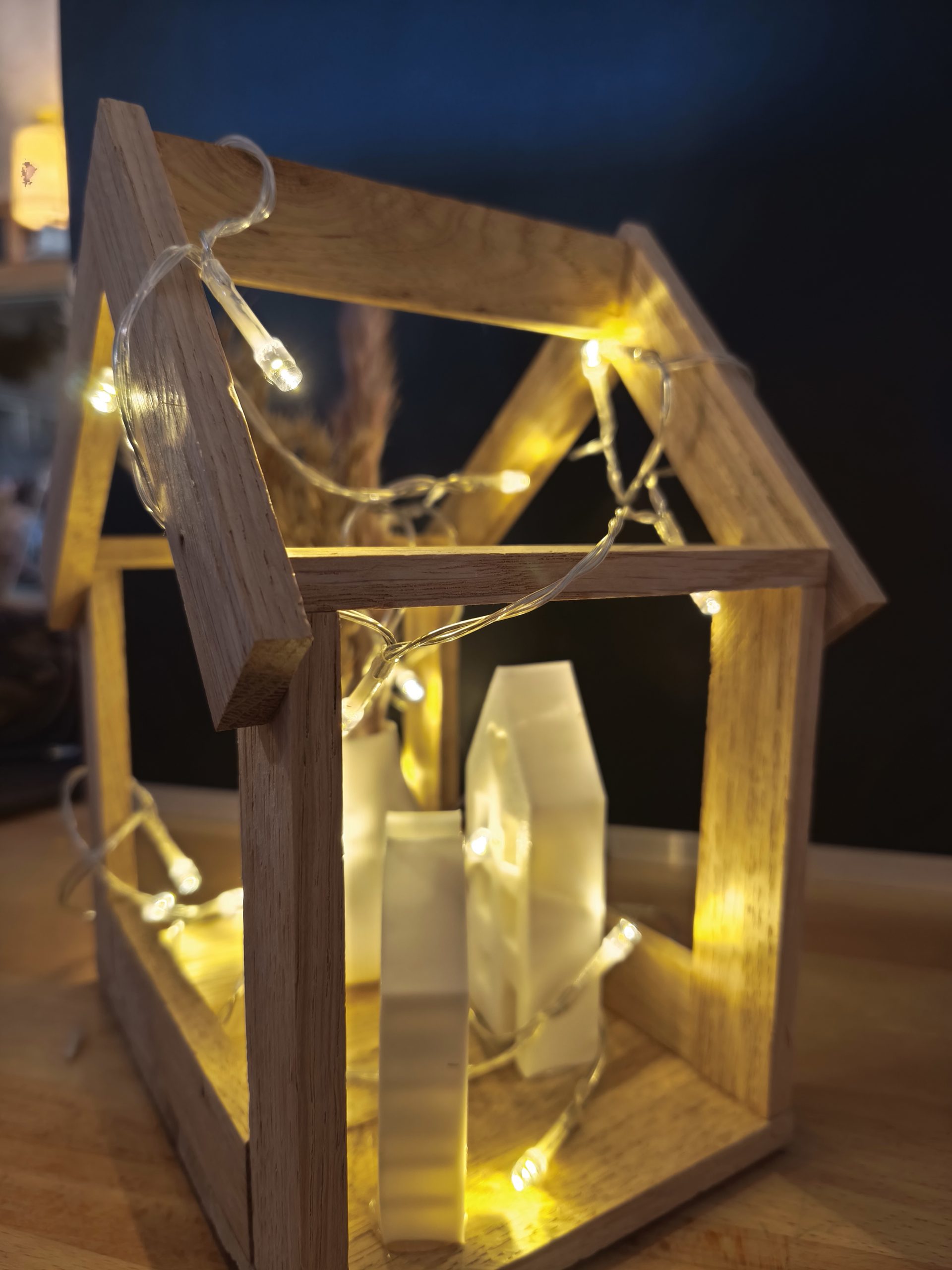 LED-Holzhaus mit 3D-gedruckten Häusern & Trockenblumen – stimmungsvolle Deko im skandinavischen Stil