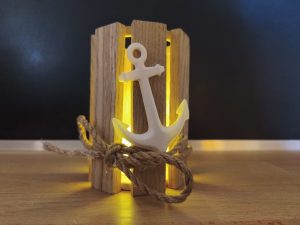 Maritime LED-Holzleuchte mit Anker & Tau – stimmungsvolle Tischdeko im Küstenstil