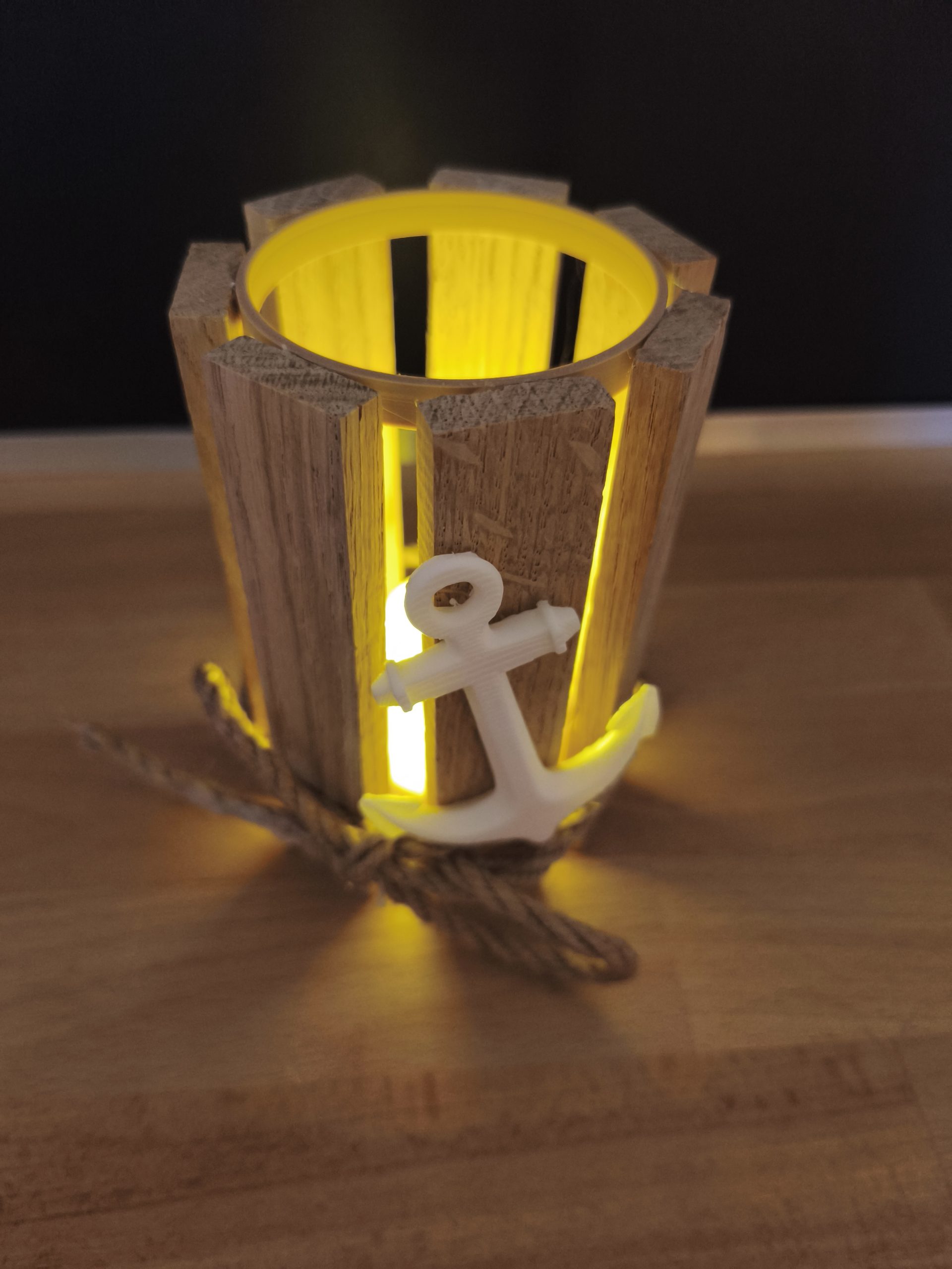 Maritime LED-Holzleuchte mit Anker & Tau – stimmungsvolle Tischdeko im Küstenstil – Bild 3