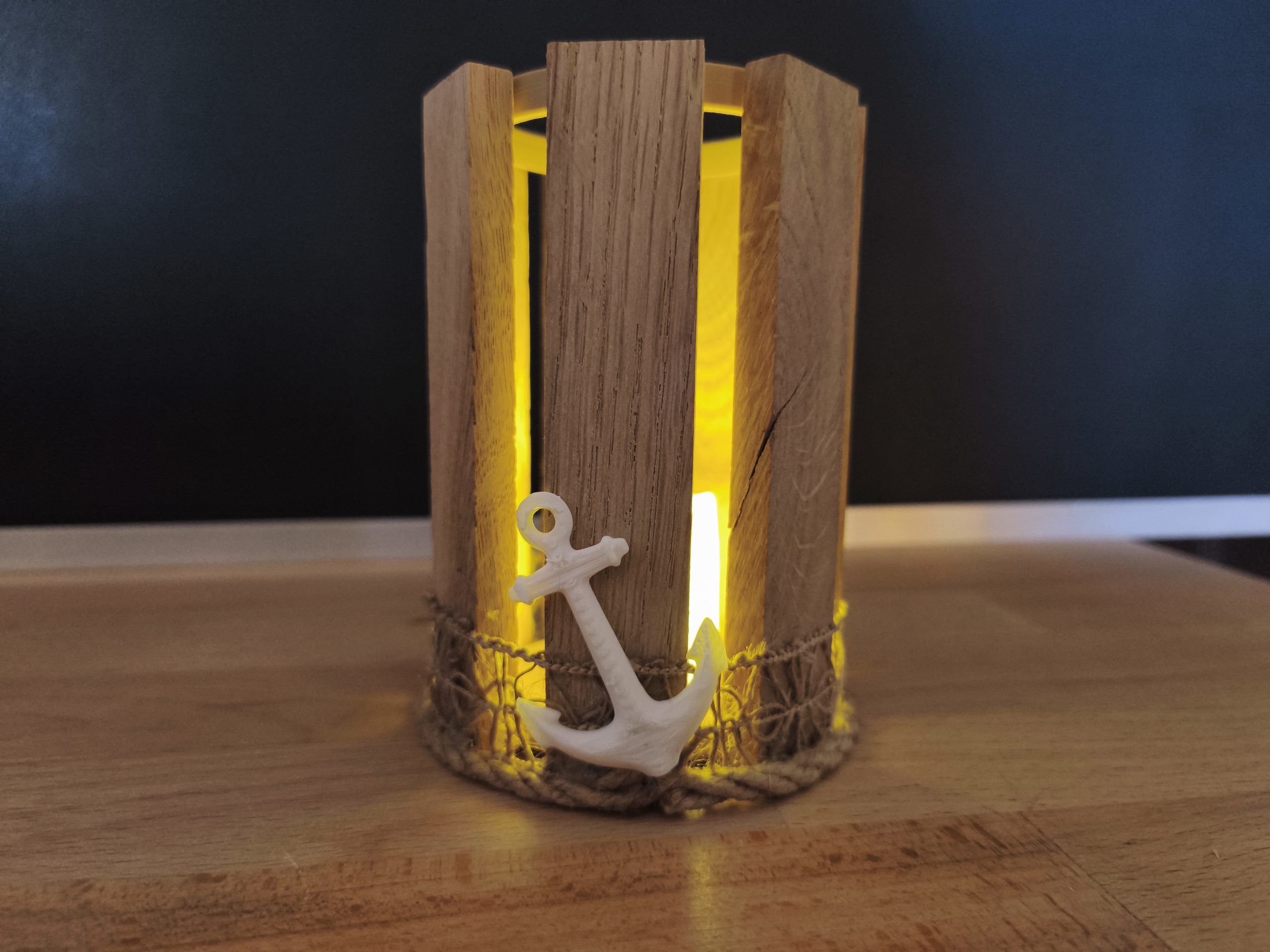 Maritime LED-Holzleuchte mit Anker & Tau – stimmungsvolle Tischdeko im Küstenstil