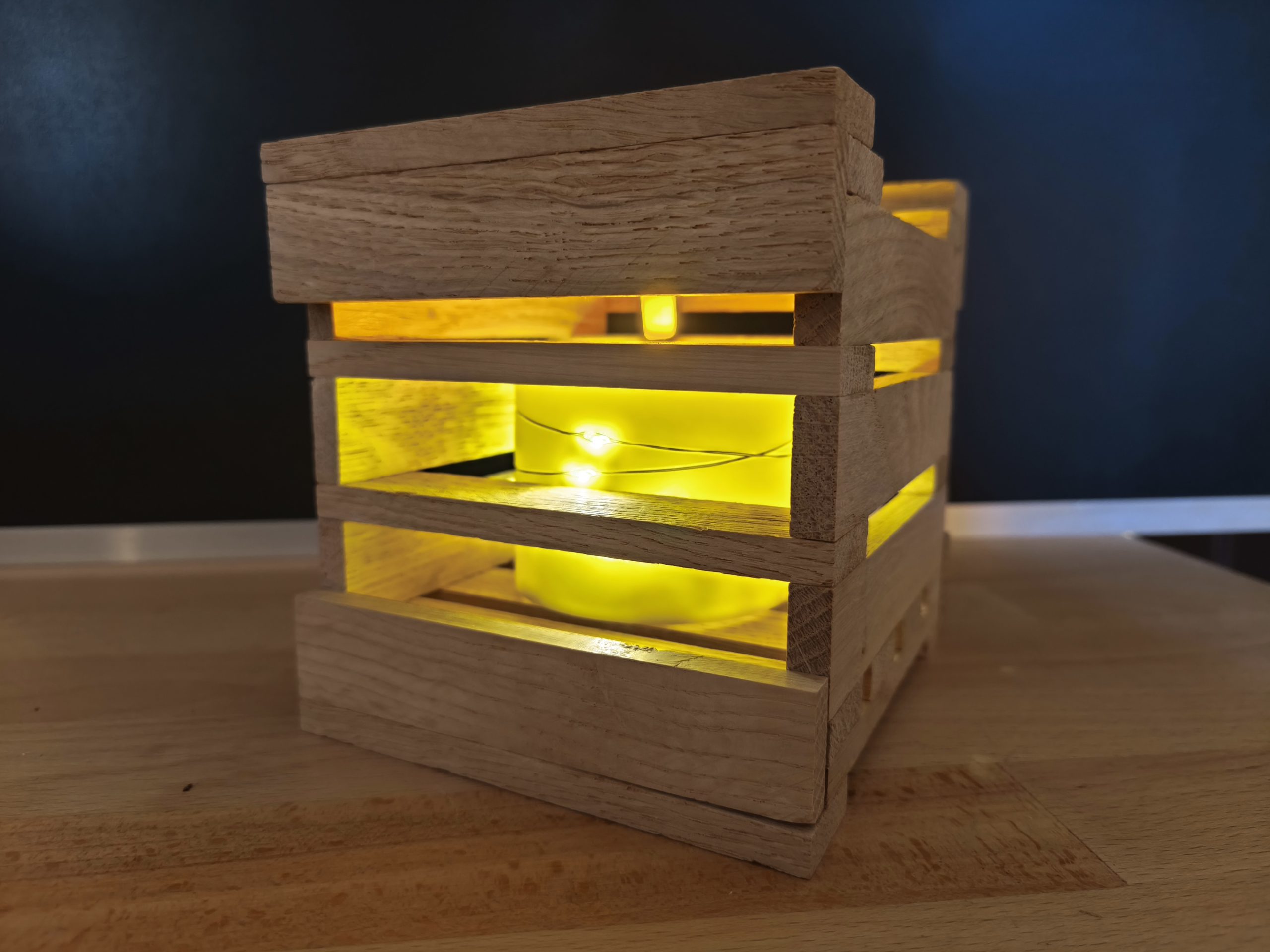 Rustikales Holz-Windlicht mit LED-Kerze – natürlich & gemütlich