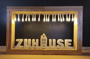 LED-Dekorahmen „HOME“ 26,4 x 14,4 im Eichenholz-Rahmen