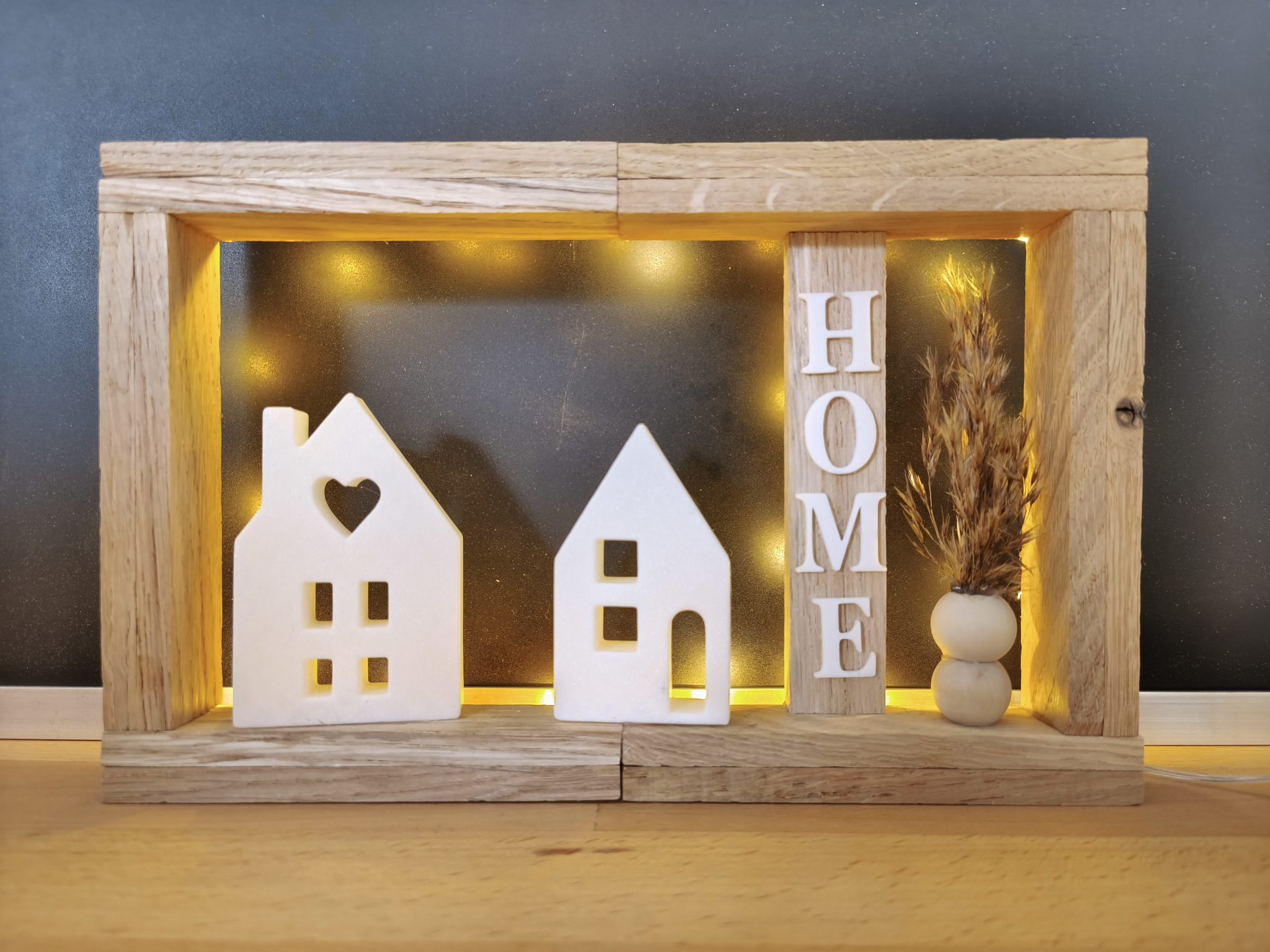 LED-Dekorahmen „HOME“ 26,4 x 14,4 im Eichenholz-Rahmen